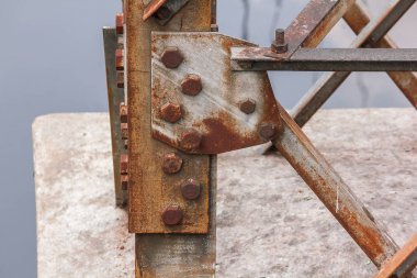 Somun çelik direğe paslanmış.