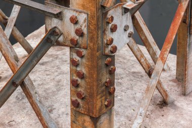 Somun çelik direğe paslanmış.