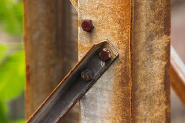 Somun çelik direğe paslanmış.