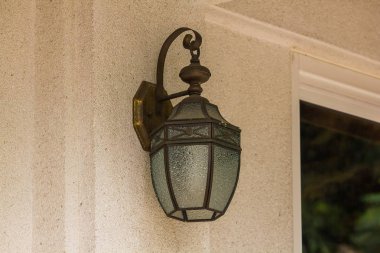 Eski cam fener beyaz duvara bağlı oldu.
