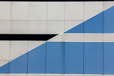 Binanın süslemek için kullanılan cam duvar saydam.