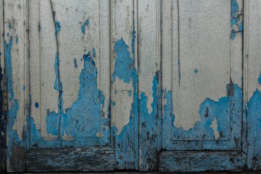 Mavi olan eski ahşap pencereler düşüyor.