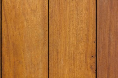 Kahverengi ahşap panellerden duvarlar düzenlendi