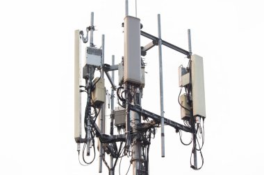 Panel anteni çelik gönderilere takılmış şehirdeki yüksek binalarda