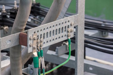 Zemin tel sisteminin şanzıman direğinin çelik çerçevesiyle takılması