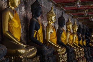 Tayland tapınaklarında eski duvarlar yanında Altın Buda