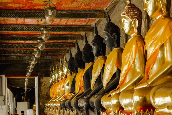 Buddha Oro Accanto Vecchie Mura Nei Templi Thailandesi — Foto Stock