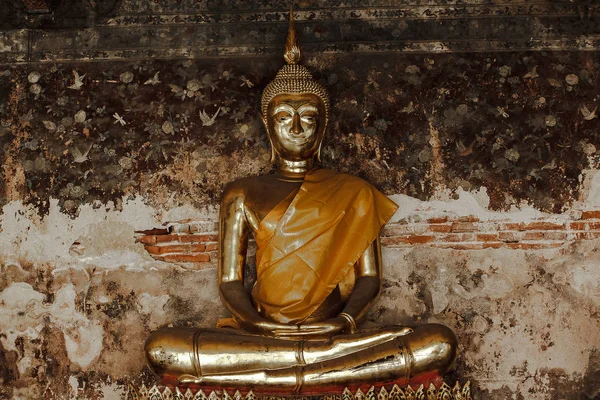 Χρυσός Βούδας Δίπλα Παλιούς Τοίχους Στους Ναούς Της Ταϊλάνδης — Φωτογραφία Αρχείου