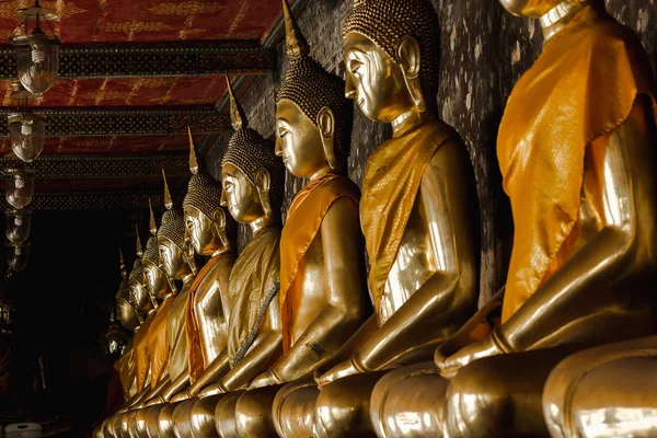 タイの寺院の古い壁の横に金色の仏 — ストック写真