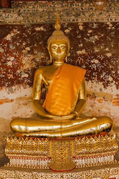 Tayland Tapınaklarında Eski Duvarlar Yanında Altın Buda — Stok fotoğraf
