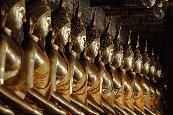 Buddha Oro Accanto Vecchie Mura Nei Templi Thailandesi — Foto Stock
