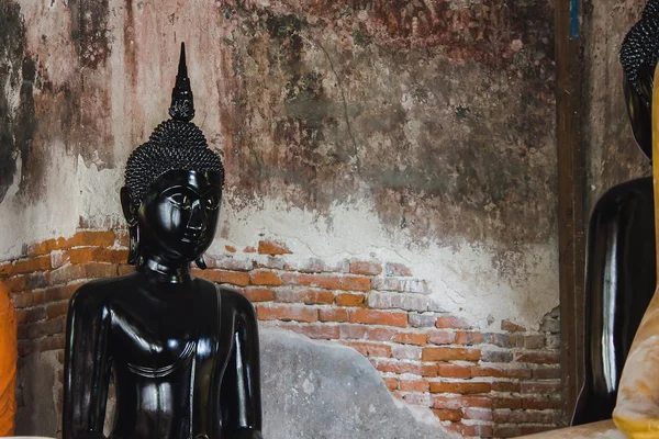 Statua Buddha Nera Con Vecchi Muri Nei Templi Thailandesi — Foto Stock