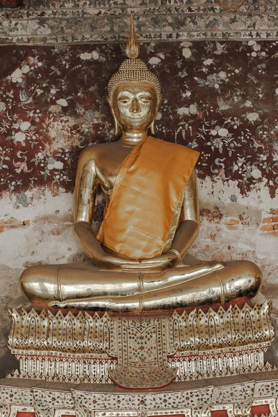 Χρυσός Βούδας Δίπλα Παλιούς Τοίχους Στους Ναούς Της Ταϊλάνδης — Φωτογραφία Αρχείου