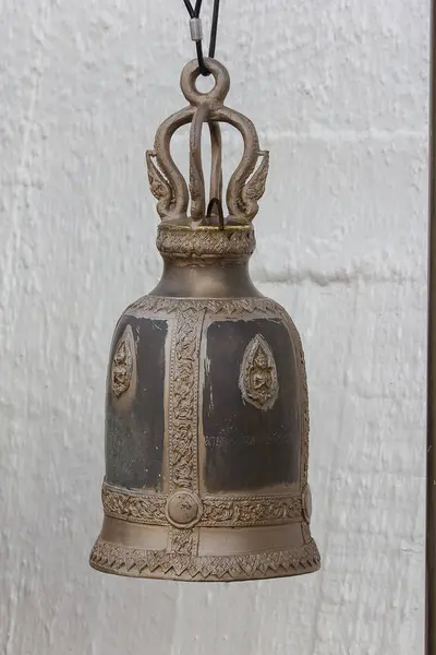 大铜铃通常挂在泰国寺庙 — 图库照片