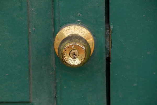 Oude Messing Knoppen Groene Deur Gebruikt Sluiten Open Deur — Stockfoto