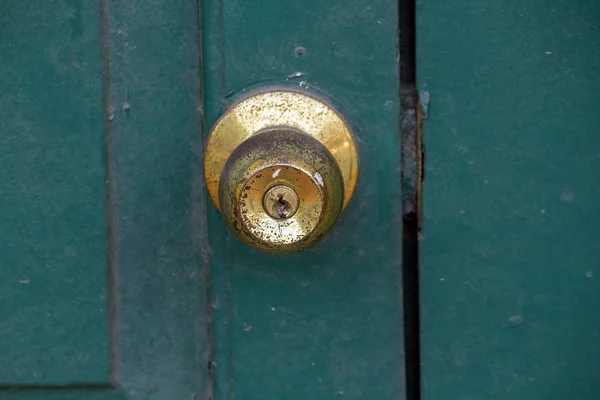 Botones Latón Viejos Puerta Verde Utiliza Para Cerrar Abrir Puerta — Foto de Stock