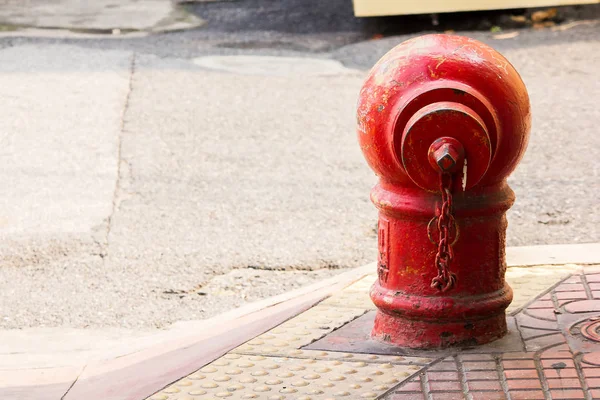 Πυροσβεστήρας Βρίσκεται Στο Μονοπάτι Του Δρόμου — Φωτογραφία Αρχείου
