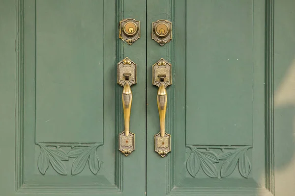 Kapı Kolları Eski Pirinç Yeşil Kapı Kapatmak Veya Açmak Için — Stok fotoğraf