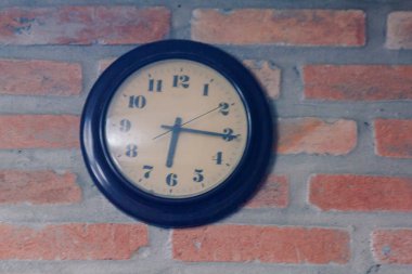 Siyah saat eski tuğla duvarda..