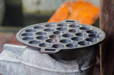 Tay tatlılar, lezzetli Tay tatlılar, kızarmış tatlı menüler, tatlı kokulu hindistan cevizi sütü yapmak için demir tava