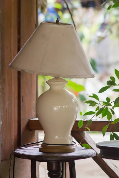 Velha Lanterna Branca Está Sobre Mesa — Fotografia de Stock