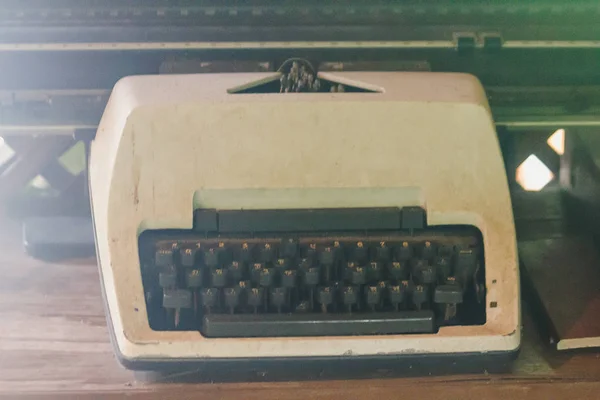 Παλιά Γραφομηχανή Τοποθετημένη Ένα Ξύλινο Τραπέζι — Φωτογραφία Αρχείου