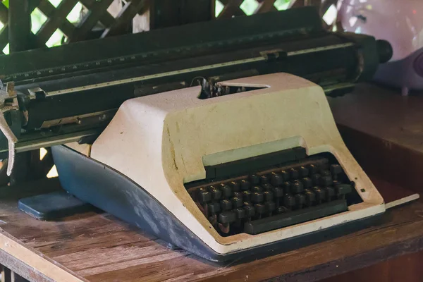 Máquina Escribir Vieja Colocada Sobre Una Mesa Madera — Foto de Stock