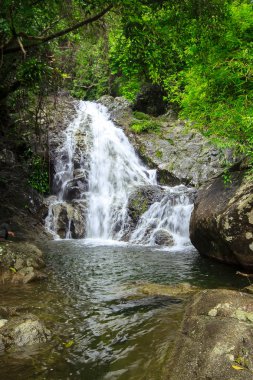 Phatthalung, Tayland büyük kayalar aracılığıyla doğada Şelaleler akışı.