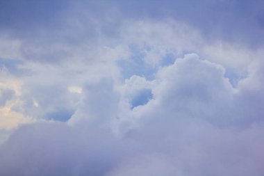 Gökyüzü bulutları doğal kümelerdir..