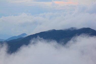 Yağmurdan sonra sis dağların üzerinde hareket etti..