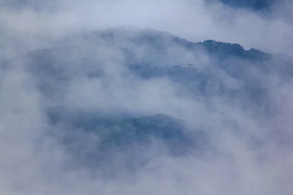 Niebla Movía Sobre Las Montañas Después Lluvia — Foto de Stock