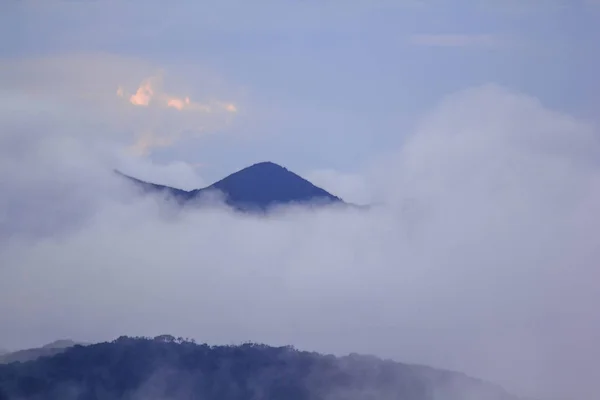 Nebbia Spostata Sulle Montagne Dopo Pioggia — Foto Stock