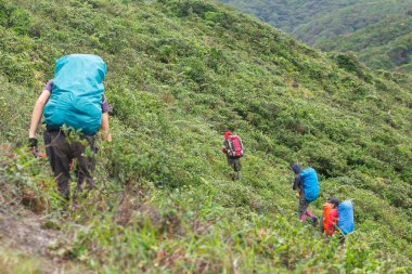 Dağda yürüyen bir grup sırt çantalı