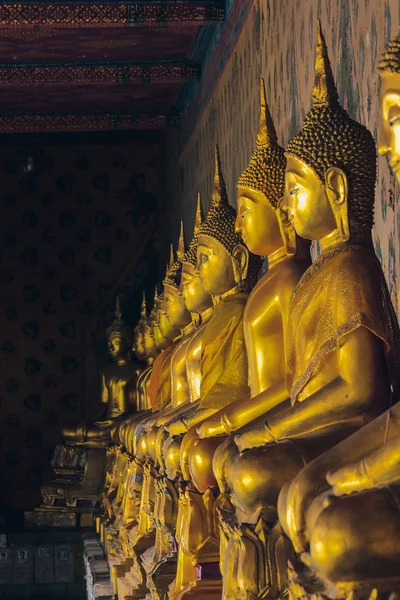 古い壁の台座に金色の仏像 — ストック写真