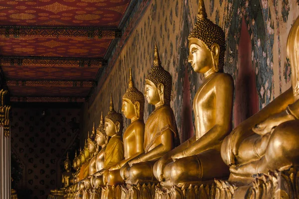 Statua Del Buddha Oro Sul Piedistallo Con Vecchie Mura — Foto Stock