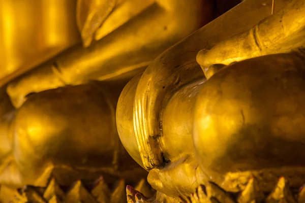 Statua Del Buddha Oro Sul Piedistallo Con Vecchie Mura — Foto Stock