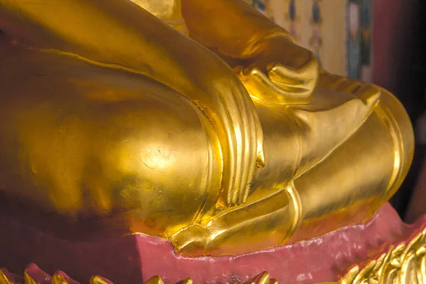 Statue Bouddha Doré Sur Piédestal Avec Vieux Murs — Photo