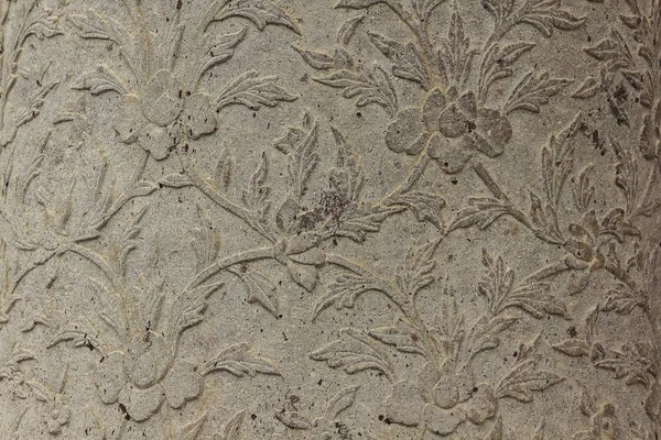 Eski taş duvarlar çiçeklere oyulmuştur..