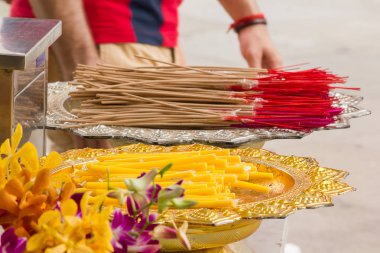 Phan'da tanrılara tapmak için tütsü ve mumlar