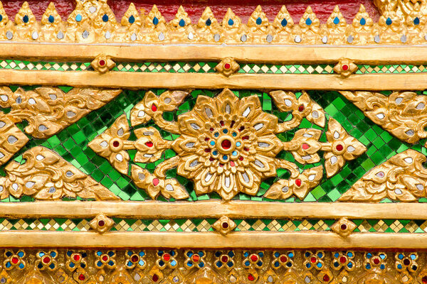 Цветные осколки стекла, используемые для украшения в тайских храмах
.
