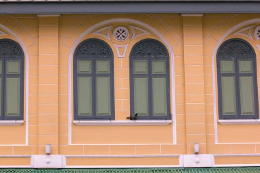 Yeşil pencere turuncu duvarda..