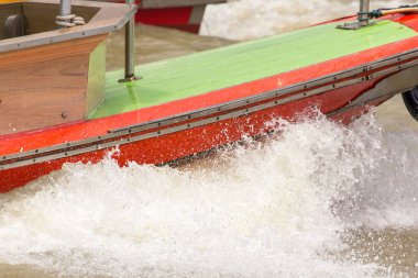 Nehirdeki bir sürat teknesinden su sıçradı