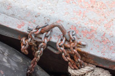 Eski paslı çelik zincirler çembere sabitlendi.