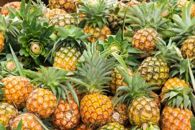 Satılık birçok ananas yığınları Ve ananas sağlık için meyve başka bir türüdür