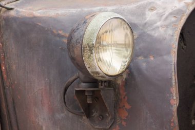 Benzersiz bir küre ile bir vintage araba önünde Işıklar