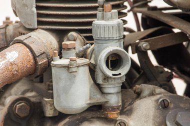Uzun yıllar antika bir arabanın motorunda eski karbüratör
