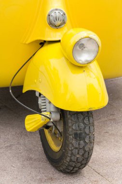 Benzersiz bir küre ile bir vintage araba önünde Işıklar