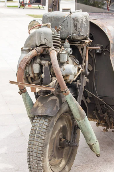 前轮上的老式汽车发动机 — 图库照片