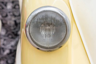 Benzersiz bir küre ile bir vintage araba önünde Işıklar