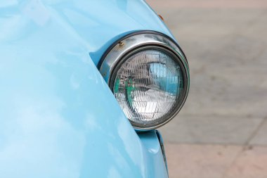 Benzersiz bir küre ile bir vintage araba önünde Işıklar